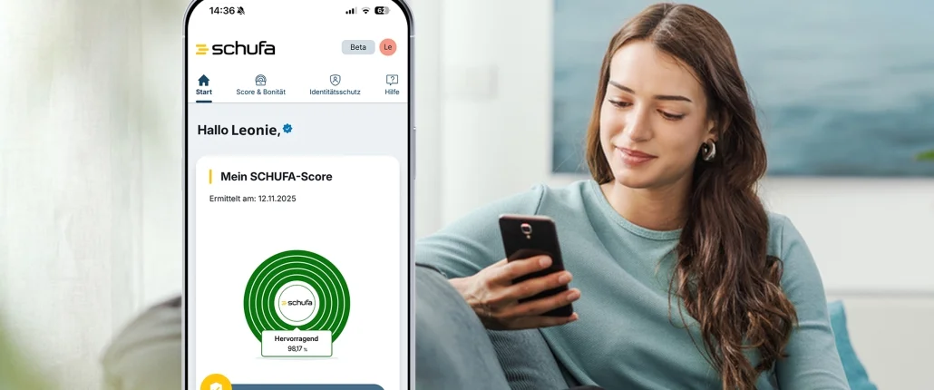 Frau mit SCHUFA-Account auf Smartphone