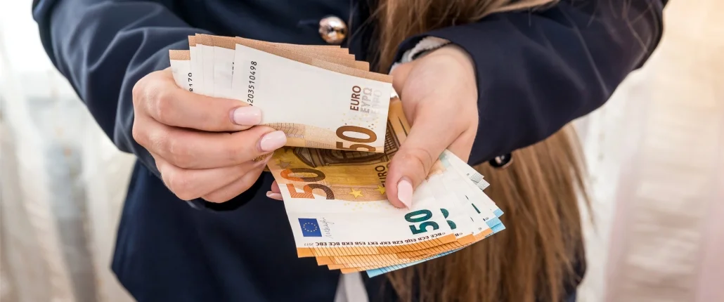 Frau mit Bargeld