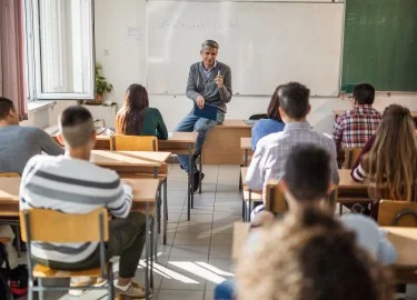 Lehrer unterrichtet Klasse