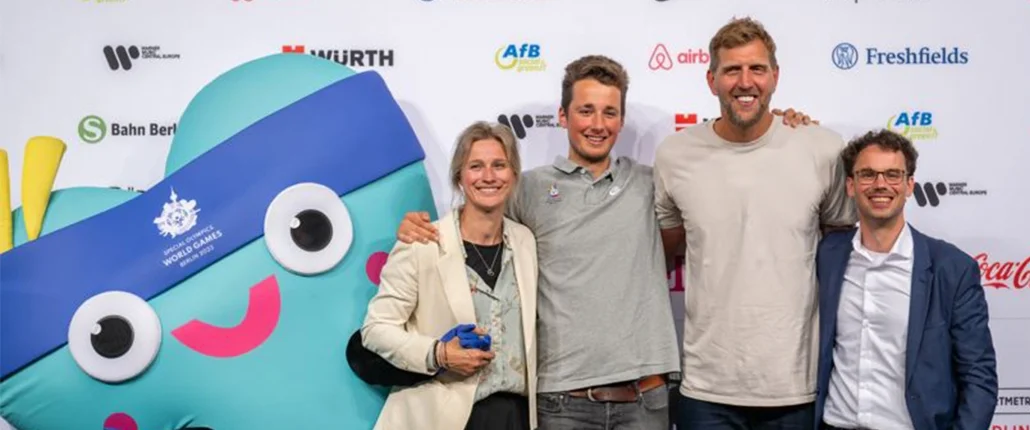 Menschen lächelnd mit einem Maskottchen