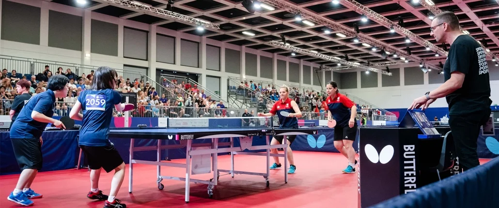 Menschen spielen Tischtennis