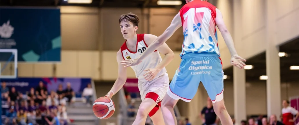 Menschen die Basketball spielen