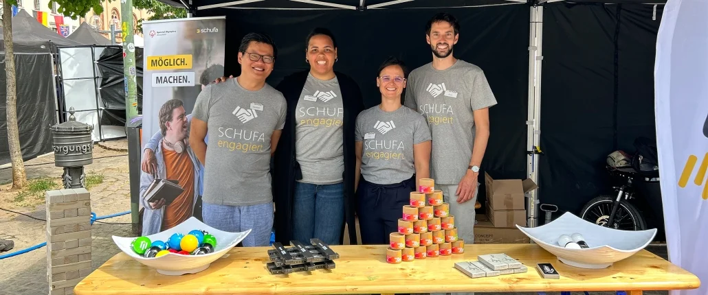Lächelnde Menschen stehend am Stand