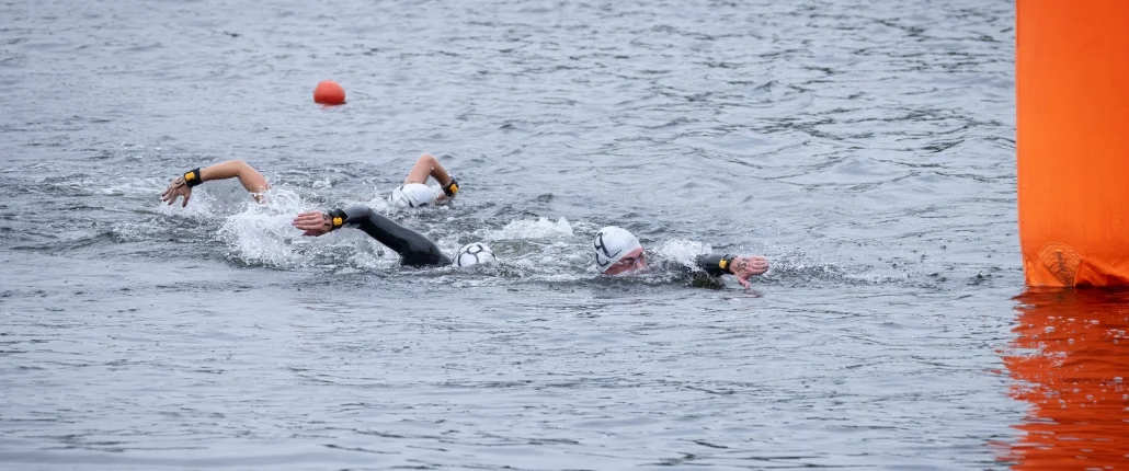 Menschen beim Schwimmen