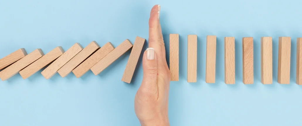 Hand hält Holzblöcke