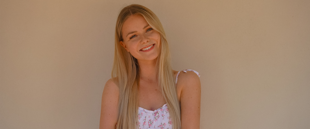Blonde Frau am lächeln