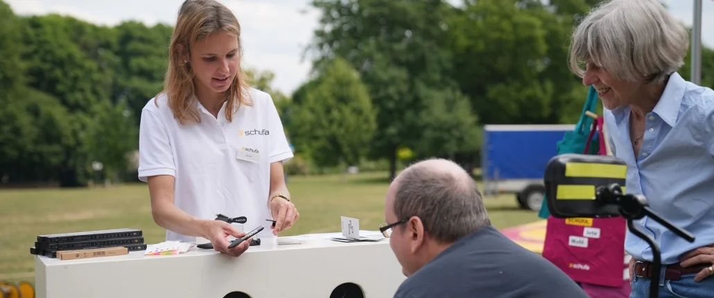 Frau am Infostand