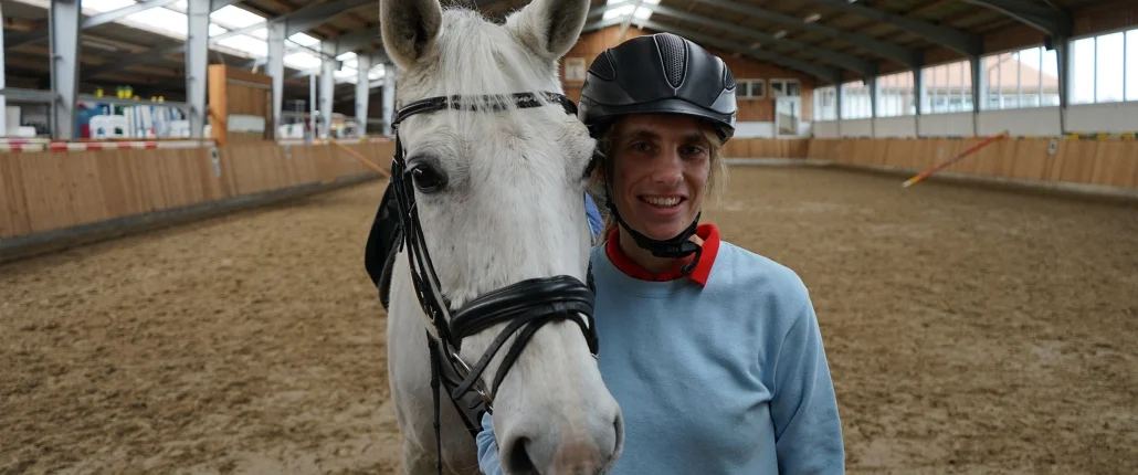 Frau mit Pferd