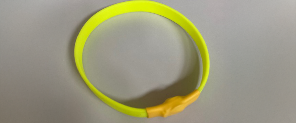 Gelber Ring, an dem sich das Lauftandem an den Händen festhält