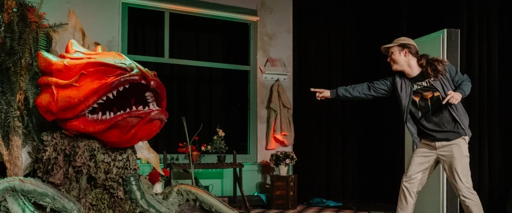 Ein Mann auf einer Theaterbühne.