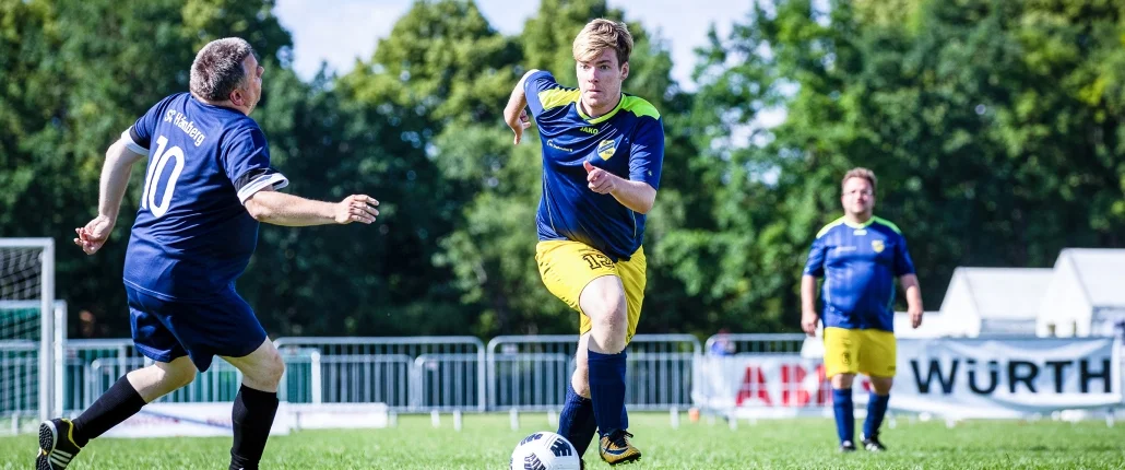 Menschen beim Fußballspielen