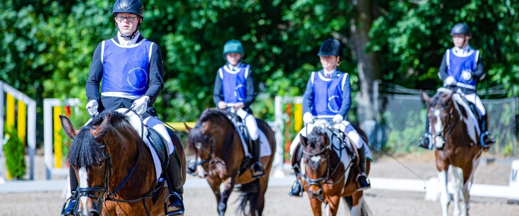 Menschen beim Reiten auf Pferden