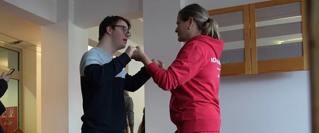 Frau und Junge auf Balance-Board