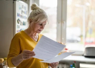 Frau liest einen Brief