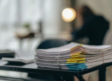 Papierstapel auf einem Tisch